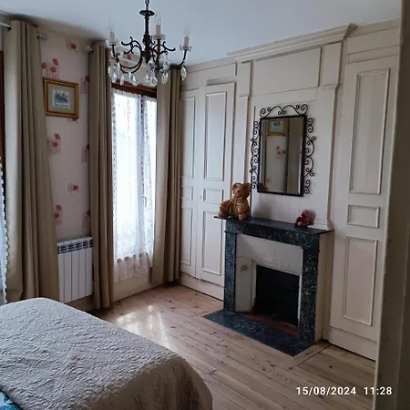 Aux Volets Bleus Conty