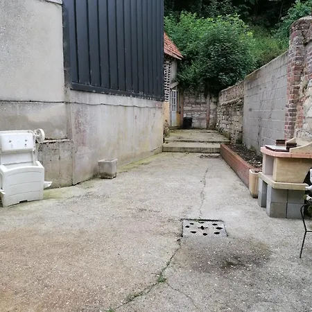 Aux Volets Bleus Conty