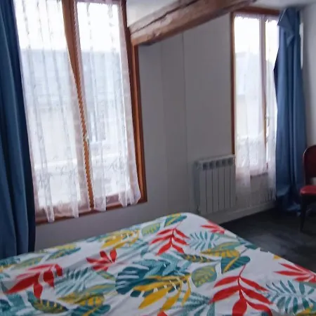 Holiday home Aux Volets Bleus